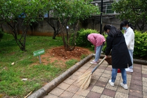 強(qiáng)化勞動(dòng)實(shí)踐，共建美麗校園